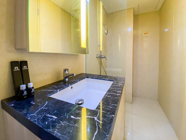 Studio | Bathroom | Shower, free toiletries, towels