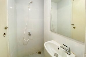 Studio | Badezimmer | Dusche, kostenlose Toilettenartikel, Handtücher