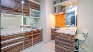 Une cuisine moderne avec des meubles en bois, un îlot central doté de sièges et un dosseret à carreaux.