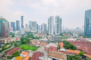 Vista urbana com edifícios altos e uma combinação de construções residenciais e comerciais.