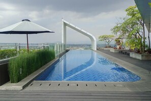 Hồ bơi ngoài trời 