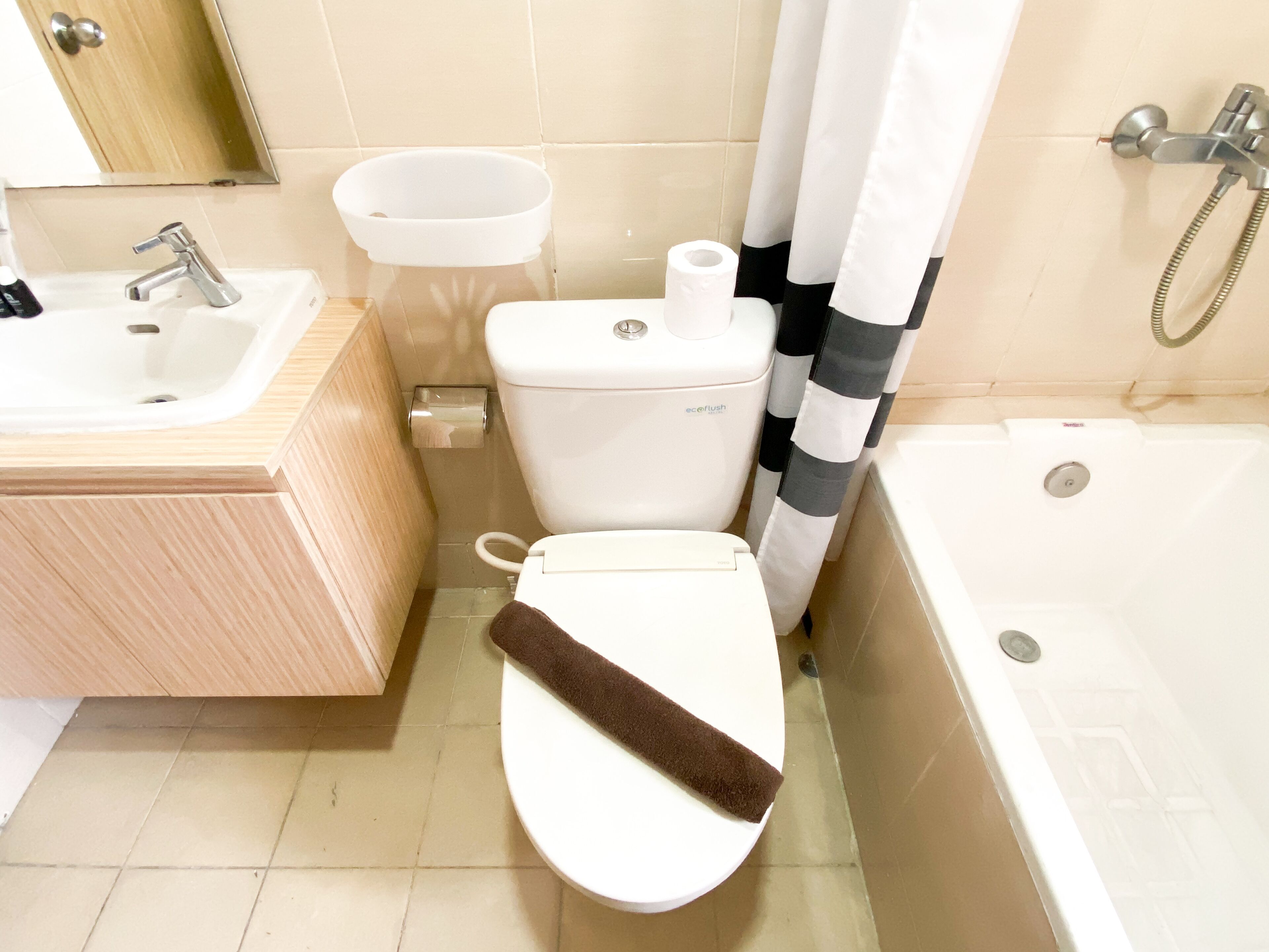 Ein Badezimmer mit Waschbecken, Toilette und Badewanne.