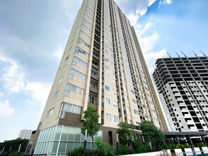 Exterior - Best Deal And Comfortable 2Br Oasis Cikarang Apartment (Cikarang)