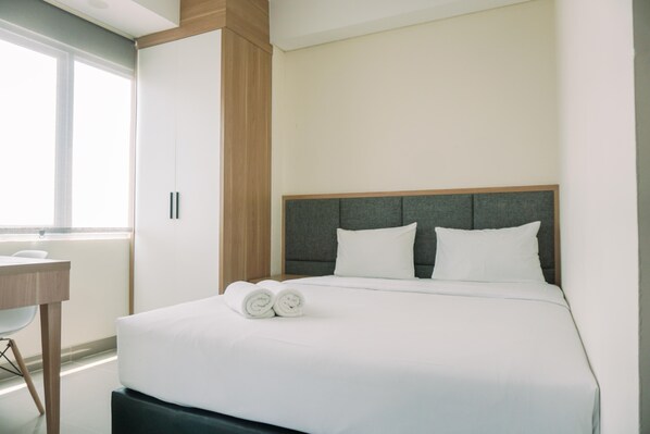 Desk, free WiFi - Strategic And Best Deal Studio At Apartment B Residence (Pagedangan)