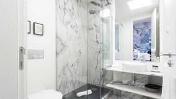 Economy-Zimmer | Badezimmer | Haartrockner, Handtücher, Seife, Shampoo