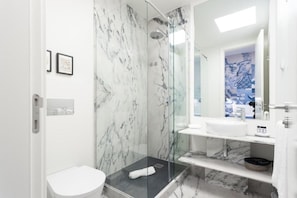 Economy-Zimmer | Badezimmer | Haartrockner, Handtücher, Seife, Shampoo