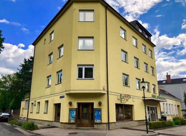 Front of property - Pension Hotel Baden (Baden)