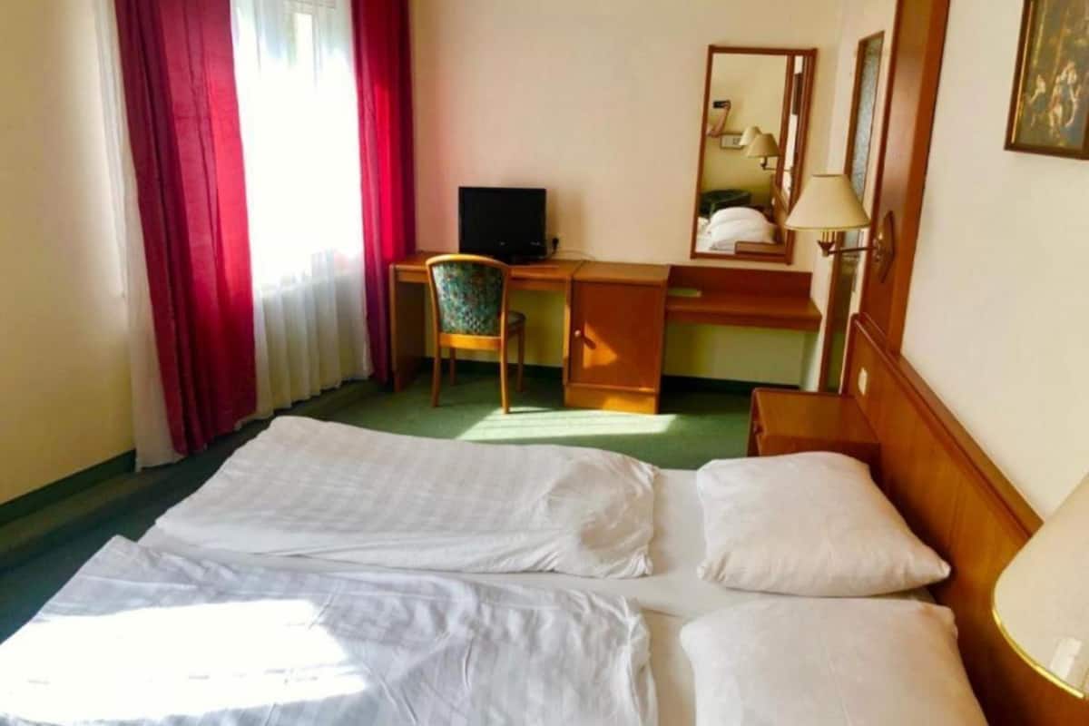 Habitación Confort con 1 cama matrimonial o 2 individuales | Artículos del minibar gratis, escritorio y wifi gratis
