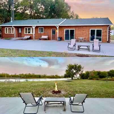 Ant’s Riverfront Studio Cabin w/ Best View & Yard!