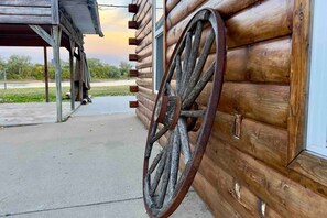 Property grounds - Ant’s Riverfront Studio Cabin w/ Best View & Yard! (Saint Joseph)