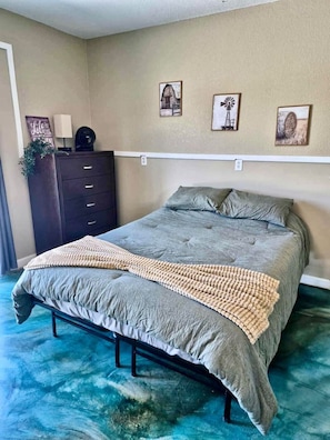 1 dormitorio, escritorio, tabla de planchar con plancha y cuna de viaje