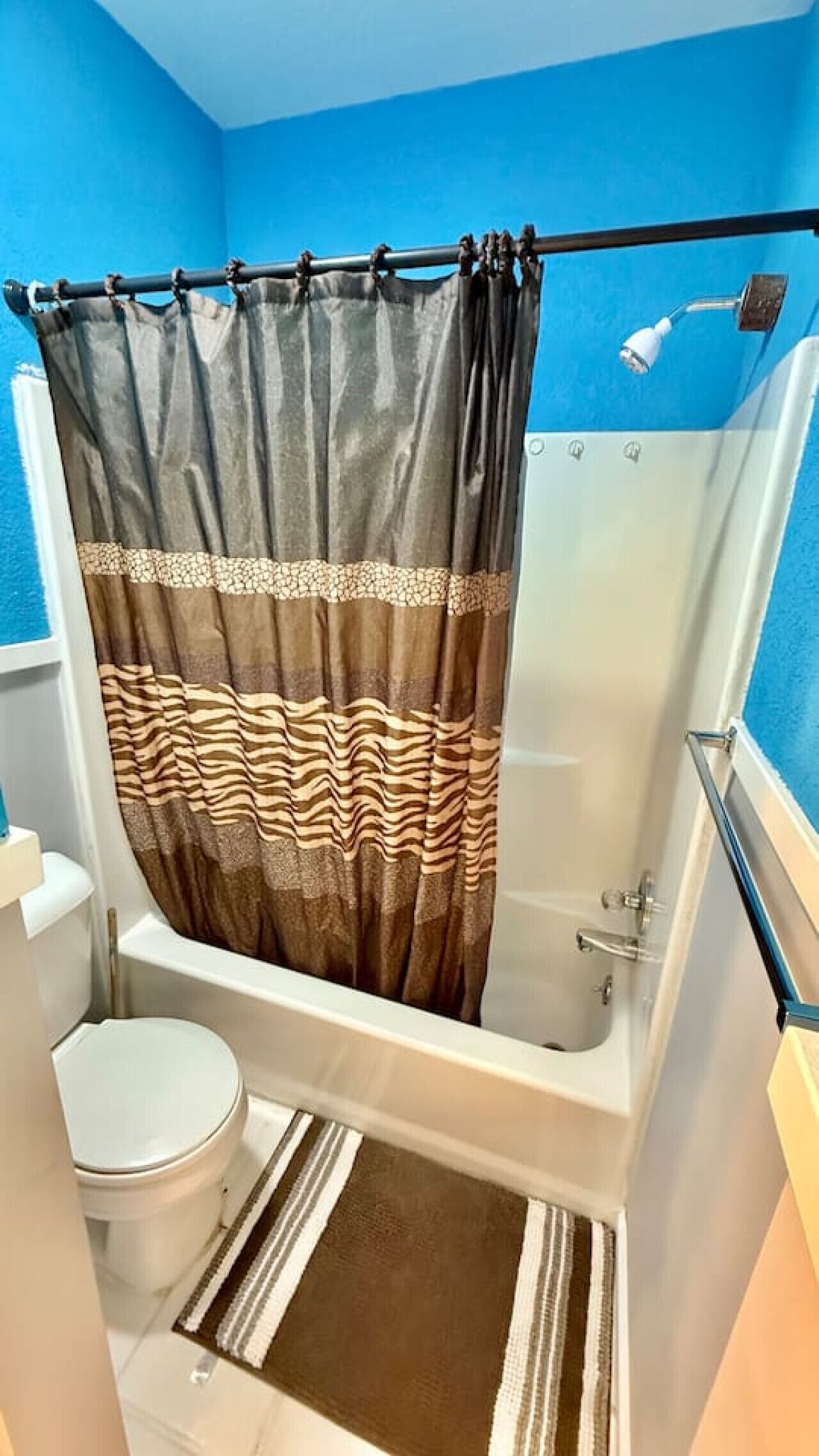 Sèche-cheveux, serviettes fournies