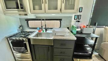 Refrigerador, microondas, horno y parrilla de estufa