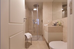 Shower, hair dryer, towels - FLH Downtown Central Arammish Apartment (Lisbon)