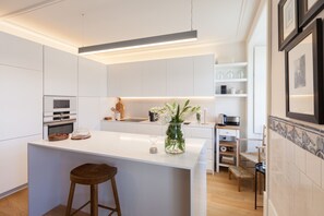 Een koelkast, een magnetron, een oven, een vaatwasser