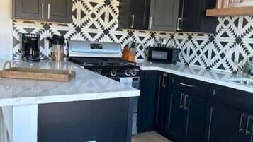 Kjøleskap, mikrobølgeovn, ovn og kokeplater