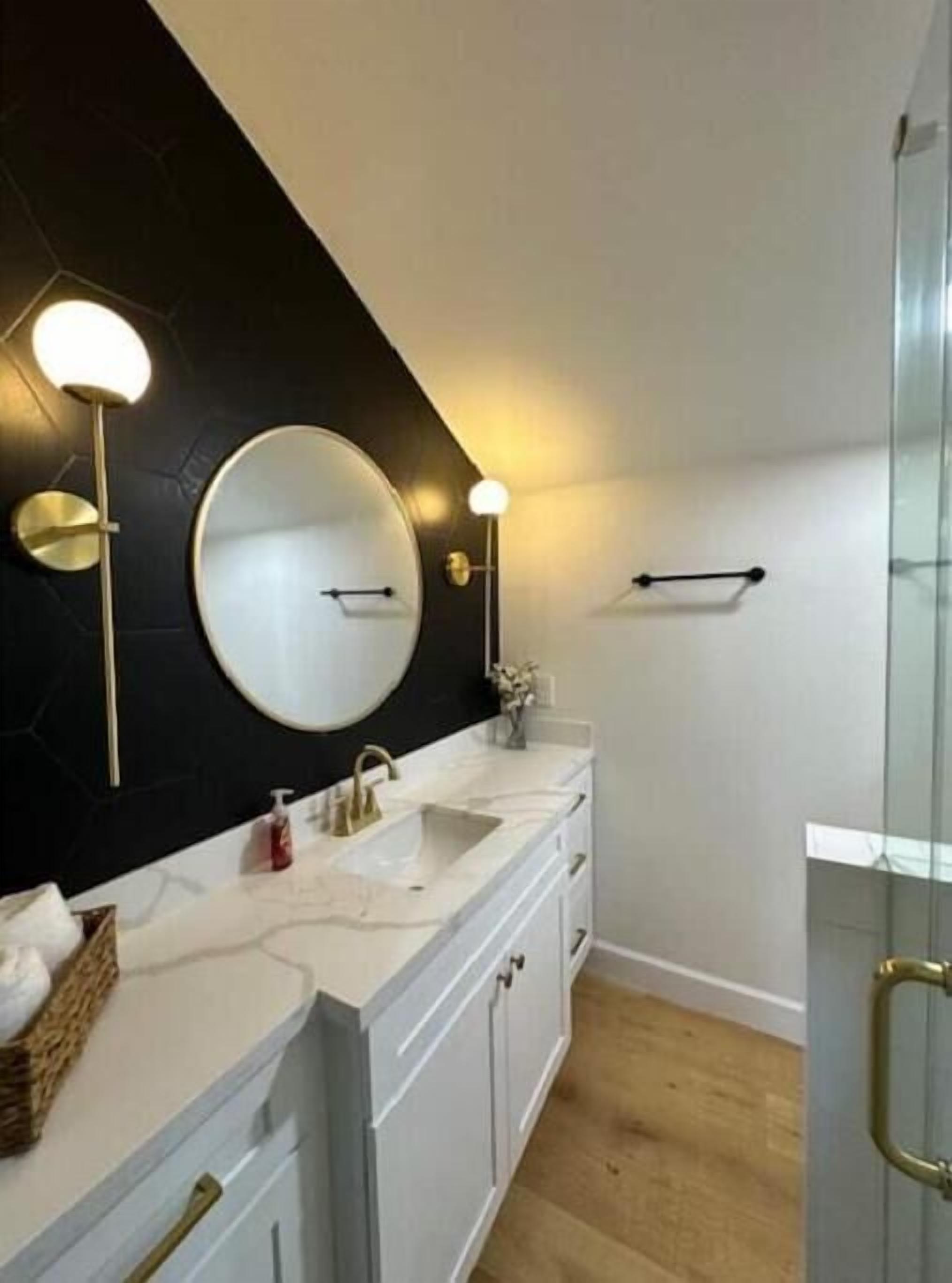 Secador de pelo, toallas, jabón, shampoo