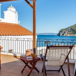 Property grounds - Villa Yiannoula with amazing sea view just 30m. from the sea (Skopelos)
