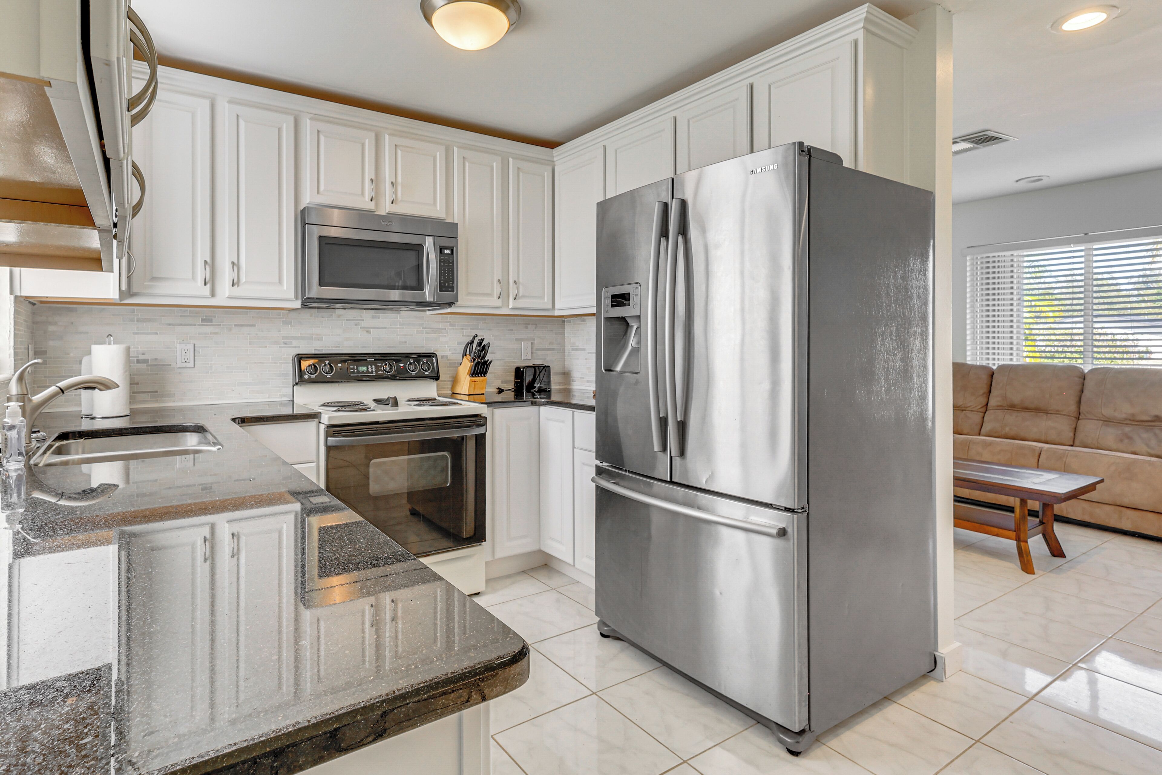 Réfrigérateur, micro-ondes, plaque de cuisson, lave-vaisselle