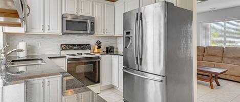 Réfrigérateur, micro-ondes, plaque de cuisson, lave-vaisselle