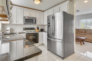Fridge, microwave, stovetop, dishwasher