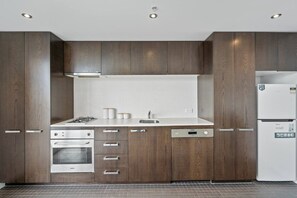 Jääkaappi, mikroaaltouuni, uuni, liesi