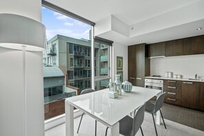 Réfrigérateur, four à micro-ondes, un four, surface de cuisson