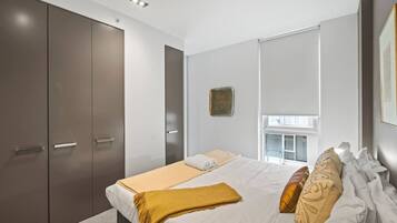 2 bedrooms, desk, WiFi