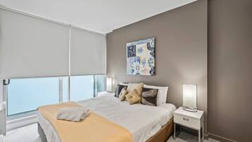 2 bedrooms, desk, WiFi