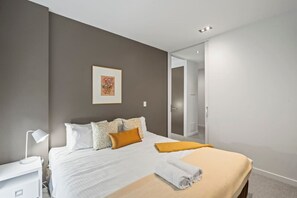 2 bedrooms, desk, WiFi - Central apt with Parking & Pool (East Melbourne)