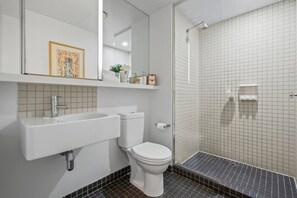 Bathroom - Central apt with Parking & Pool (East Melbourne)