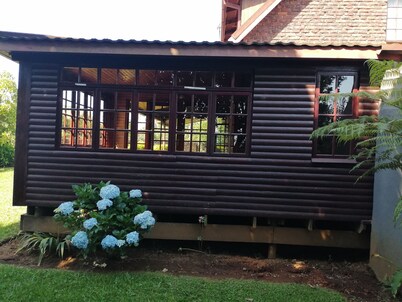  Enjoy the beauty of nature, see the mountain view when standing outside. 