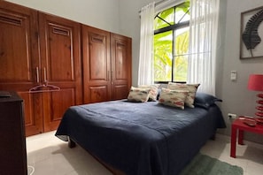 4 Schlafzimmer, Schreibtisch, Bügeleisen/Bügelbrett, WLAN