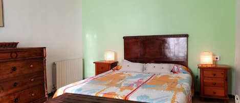 4 bedrooms, iron/ironing board, travel cot, free WiFi