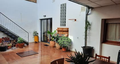 Cal Paó, casa rural para 8 personas, ideal para familias, patio con barbacoa