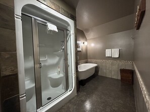 Douche, séchoir à cheveux, serviettes fournies, savon
