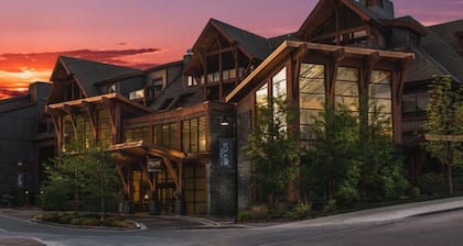 One Spacious Room with king bed & sofa bed.W/pool/tub