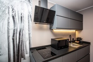 Kylskåp, mikrovågsugn, spishäll och diskmaskin