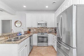 Køleskab, mikrobølgeovn, ovn, kogeplade