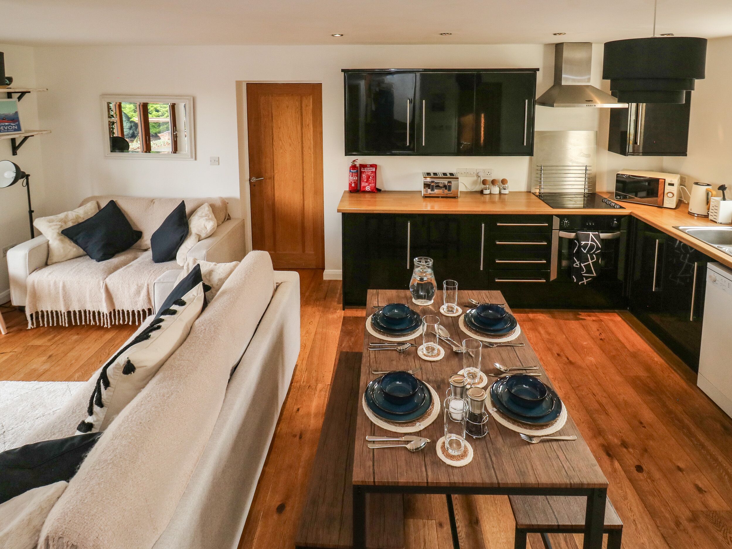 Lemari es, mesin pencuci piring, ketel listrik, dan pemanggang roti