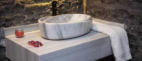 Sèche-cheveux, serviettes fournies, savon, shampoing