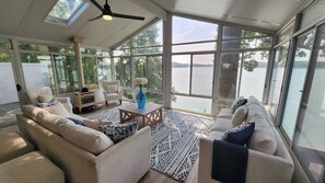 Smart-TV, Kamin, Videospiele, Tischtennisplatte