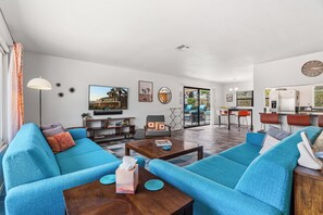 Smart TV, livros, aparelho de som, monitores de computador