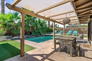 Outdoor dining - Pool Mountain Views Luxe Convenience (Palm Springs)