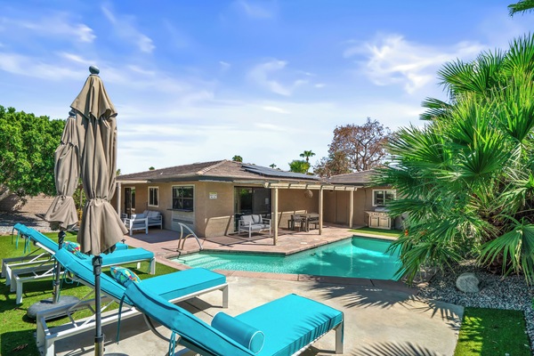 Poolside lounging, grilling, & dining!