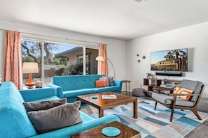 Smart TV, books, stereo, computer monitors - Pool Mountain Views Luxe Convenience (Palm Springs)