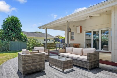 Sunlit Retreat - Te Horo Beach Holiday Home