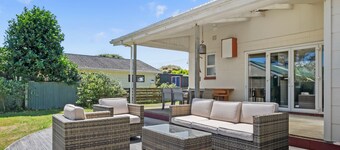 Sunlit Retreat - Te Horo Beach Holiday Home