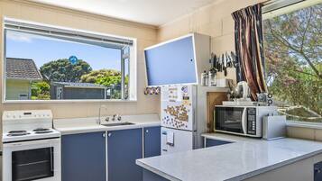 Réfrigérateur, micro-ondes, grille-pain