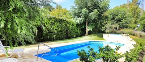 Una piscina al aire libre